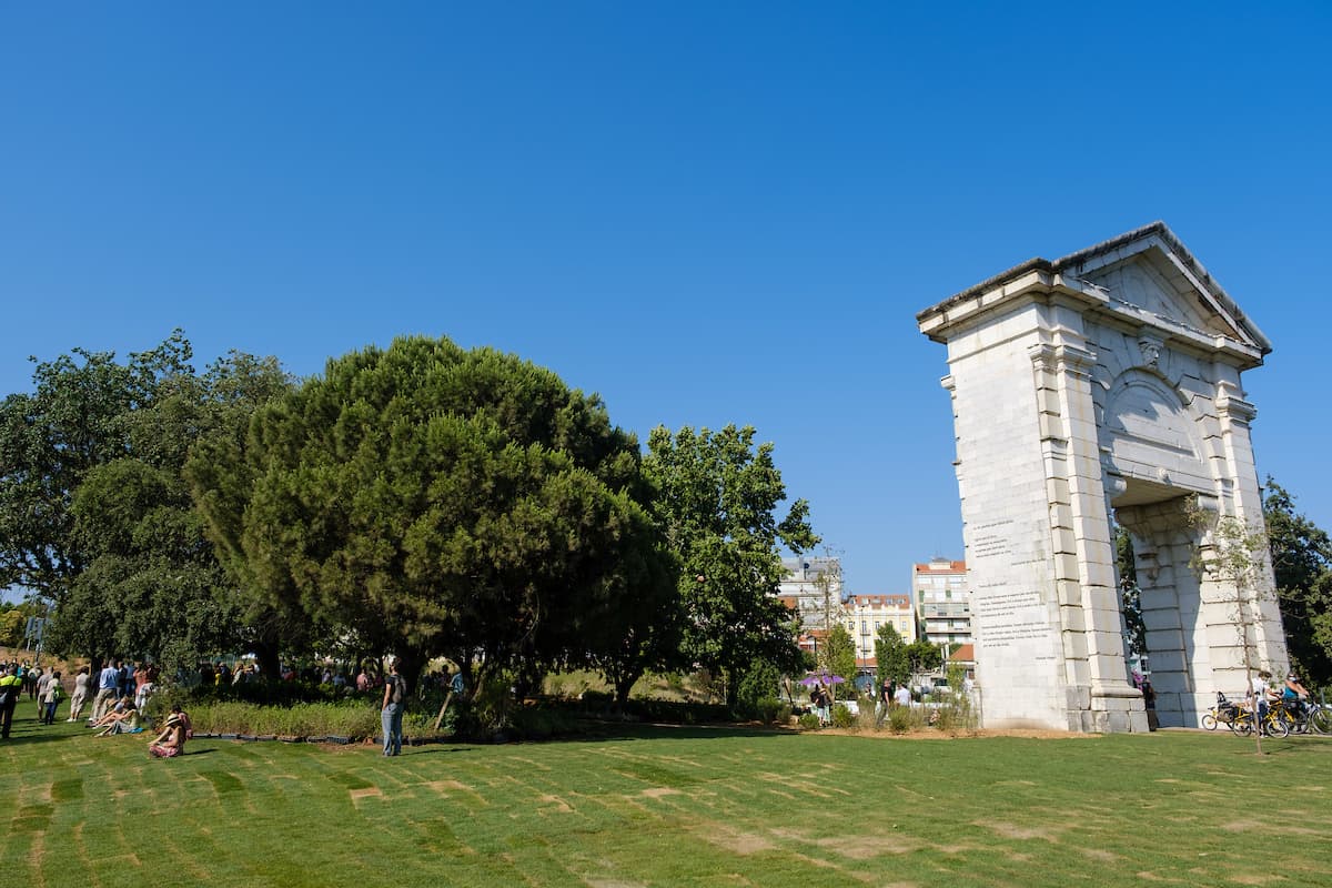 Arco e jardim da Praça de Espanha, em Lisboa